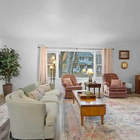 Astor Park Style 2 Bedroom - Backyard To Hospitals!